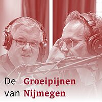 Burgemeester Bruls en podcastmaker Gijs de Bakker samen in podcaststudio