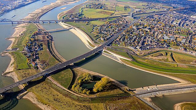 Luchtfoto stadseiland Veur Lent met nevengeul de Spiegelwaal