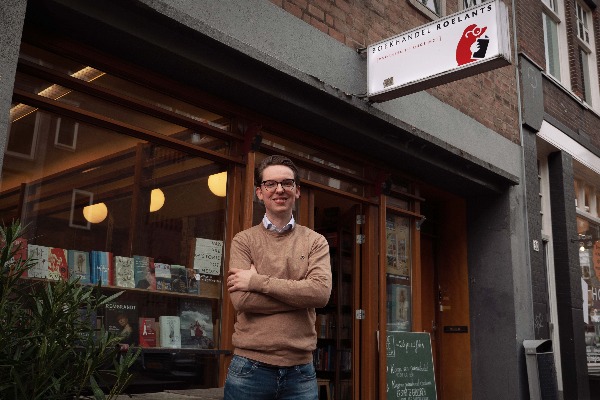 Foto van eigenaar Julius Roelants. hij staat voor de boekhandel Roelants